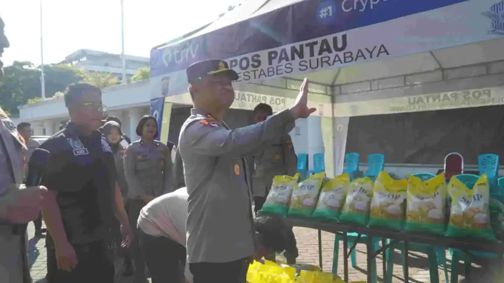 Polrestabes Surabaya Salurkan Paket Sembako untuk Warga di Hari Bhayangkara ke – 80