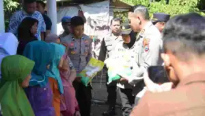 Polres Bondowoso Salurkan Bantuan Beras untuk Warga Curahpoh di Hari Bhayangkara – ke 80