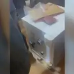 Polisi Hitung Uang Dolar AS dan Singapura yang Ditemukan dalam Brankas di Kafe de’Clan