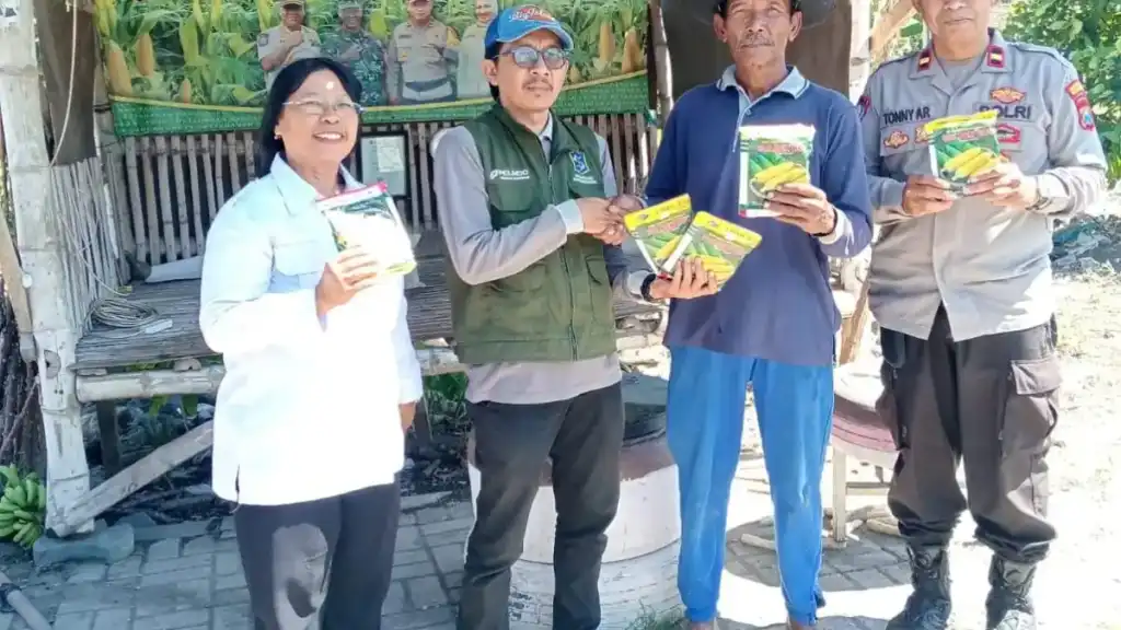 Dukung Asta Cita Presiden, Polres Tanjung Perak Salurkan Bantuan Bibit Jagung Manis di Tambak Wedi. 