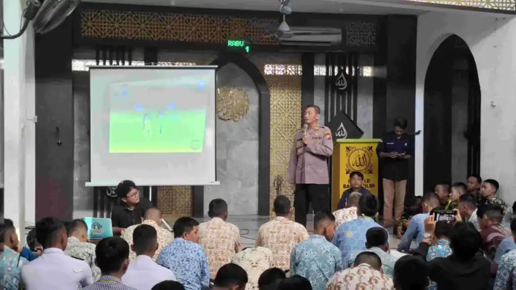 Polres Pelabuhan Tanjung Perak Berikan Edukasi Cegah Perundungan dan Bijak Bermedia Sosial kepada Pelajar MPLS
