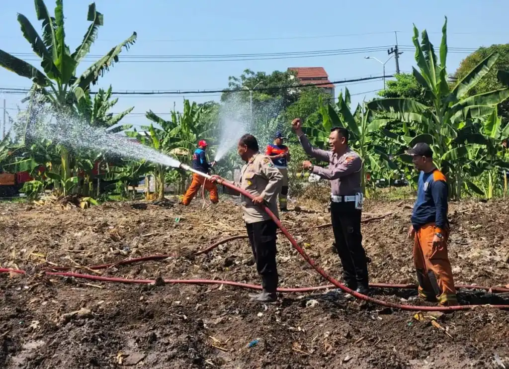 Hadapi Kemarau, Polres Pelabuhan Tanjungperak Siram Lahan Jagung Ketahanan Pangan