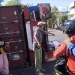 Truk Kontainer Muatan Garam Terguling , Becak Ringsek Sopir Selamat