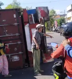 Truk Kontainer Muatan Garam Terguling , Becak Ringsek Sopir Selamat