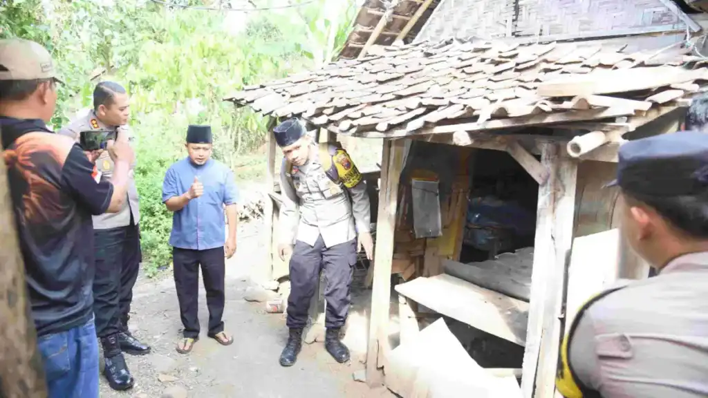 Polri Peduli : Polres Bondowoso Santuni Nenek Sebatangkara