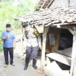 Polri Peduli : Polres Bondowoso Santuni Nenek Sebatangkara