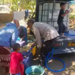 Polres Pasuruan Sulap Mobil Patroli Jadi Pengangkut Air Bersih untuk Warga Terdampak Kekeringan