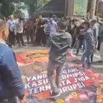 Lempar Telur Busuk ke Spanduk Bergambar Febrie Adriansyah, Aksi AMI Gegerkan Kejati Jatim