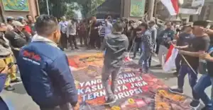 Lempar Telur Busuk ke Spanduk Bergambar Febrie Adriansyah, Aksi AMI Gegerkan Kejati Jatim