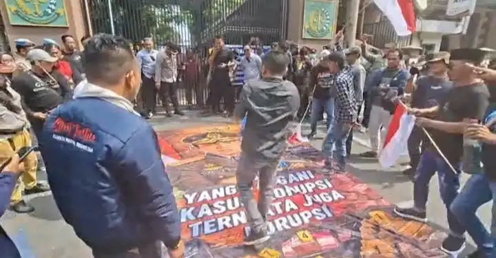 Lempar Telur Busuk ke Spanduk Bergambar Febrie Adriansyah, Aksi AMI Gegerkan Kejati Jatim