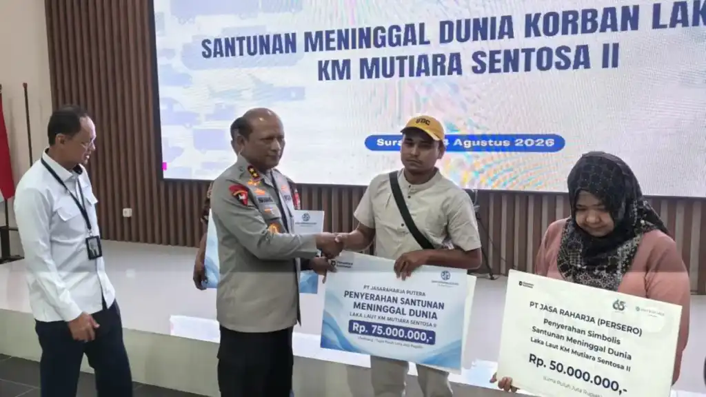 Kapolda Jatim Dampingi Wamenhub Serahkan Santunan Korban KM Mutiara Sentosa II