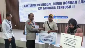 Kapolda Jatim Dampingi Wamenhub Serahkan Santunan Korban KM Mutiara Sentosa II