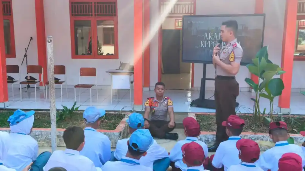 Polri Kerahkan 372 Taruna Akpol Dampingi Siswa di 73 Sekolah Rakyat Bersama Taruna Akademi TNI