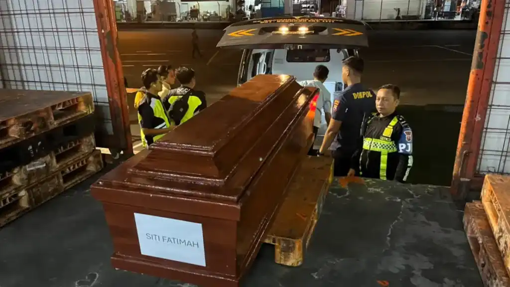 Tim DVI Polda Jatim Kembali Serahkan Jenazah Korban KM Mutiara Sentosa II Asal Sumatera dan Sulawesi kepada Keluarga