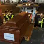 Tim DVI Polda Jatim Kembali Serahkan Jenazah Korban KM Mutiara Sentosa II Asal Sumatera dan Sulawesi kepada Keluarga