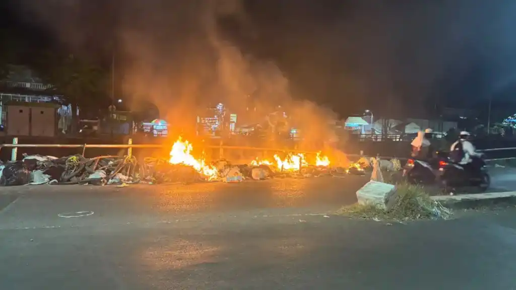 Kebakaran Tumpukan Sampah Gegerkan Warga di Jalan Platuk Donomulyo Surabaya