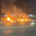 Kebakaran Tumpukan Sampah Gegerkan Warga di Jalan Platuk Donomulyo Surabaya