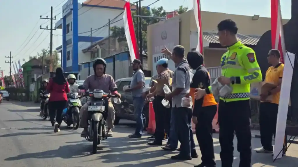 Polsek Waru Gelar Jumat Berkah, Bagikan Ratusan Paket Nasi dan Air Minum untuk Masyarakat