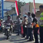 Polsek Waru Gelar Jumat Berkah, Bagikan Ratusan Paket Nasi dan Air Minum untuk Masyarakat