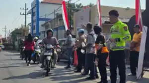 Polsek Waru Gelar Jumat Berkah, Bagikan Ratusan Paket Nasi dan Air Minum untuk Masyarakat