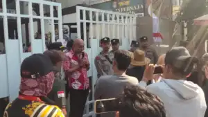 CaKrA Muda Indonesia Mendatangi kantor kejaksaan Negeri Tanjung perak Surabaya dalam bentuk kekecewaan