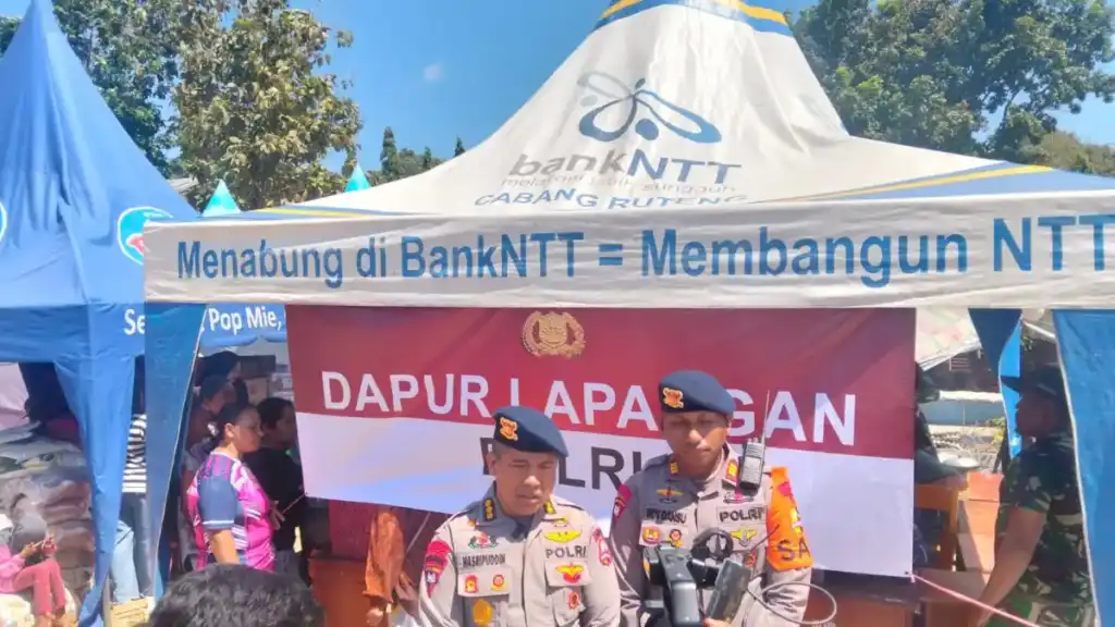 Pelayanan Makanan dan Evakuasi Korban Gempa oleh SAR Korbrimob Polri di Manggarai Timur