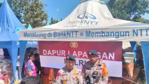 Pelayanan Makanan dan Evakuasi Korban Gempa oleh SAR Korbrimob Polri di Manggarai Timur