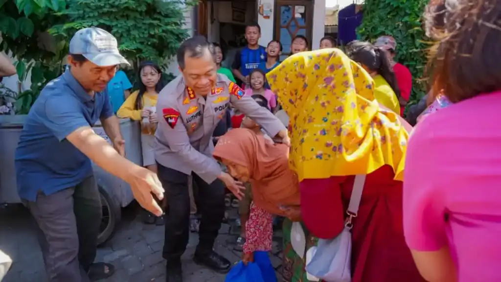 Aksi Sosial Polrestabes Surabaya Bagikan Sembako di Tiga Kecamatan