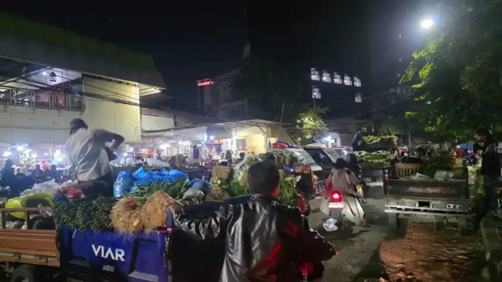 Parkiran Pasar Keputran Utara Semrawut