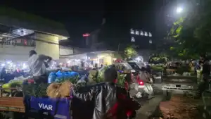Parkiran Pasar Keputran Utara Semrawut