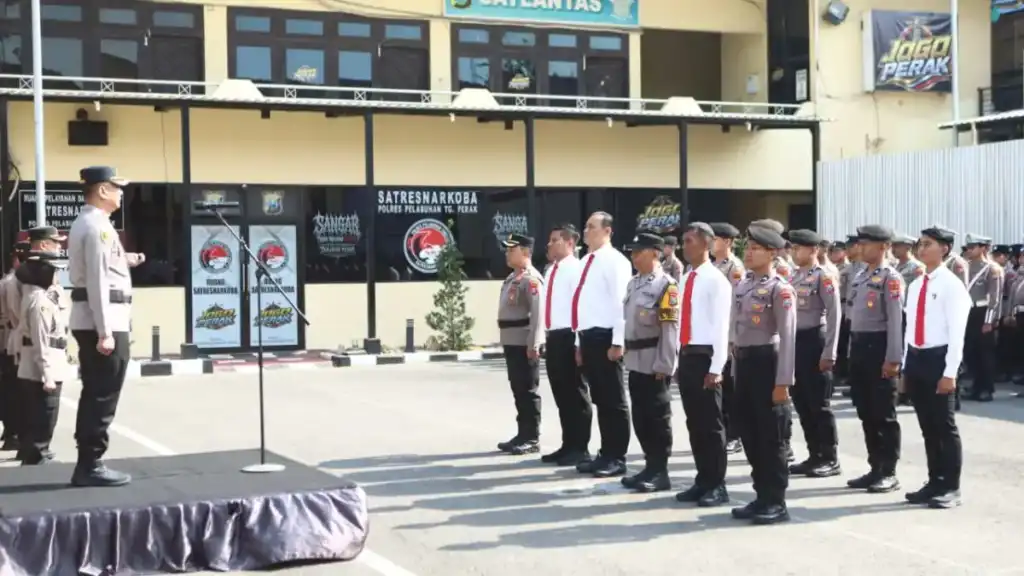 12 Personel Polres Tanjung Perak Terima Penghargaan