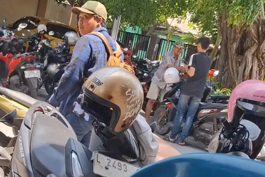 Parkir di Kantor Kelurahan Bulak Banteng, Jukir Bicara Bagi Hasil