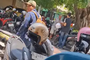 Parkir di Kantor Kelurahan Bulak Banteng, Jukir Bicara Bagi Hasil