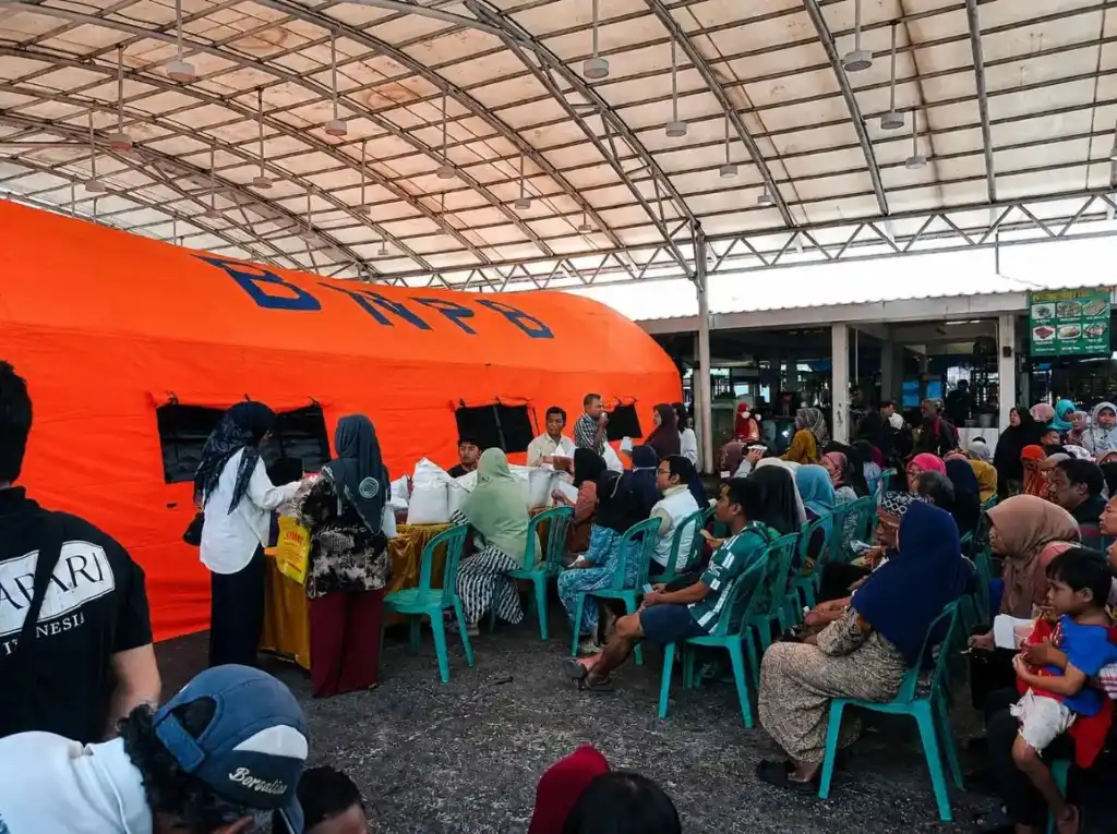 Warga Ampel-Sidotopo Terima Bantuan Beras