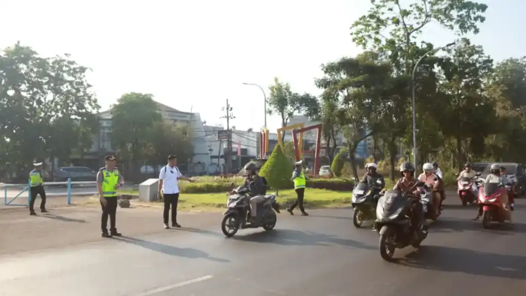 Kapolres Pelabuhan Tanjung Perak Turun Langsung Pengaturan Lalu Lintas