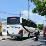 Bus Cari Penumpang, Lalu Lintas Kedung Cowek Melambat