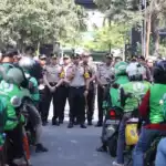 Polda Jatim Salurkan 600 Paket Sembako untuk Pengemudi Ojol