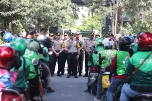 Polda Jatim Salurkan 600 Paket Sembako untuk Pengemudi Ojol