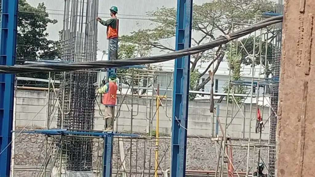 Manajemen PT Cipta Dimensi Baja Nusantara Ngoro Abaikan Penggunaan APD